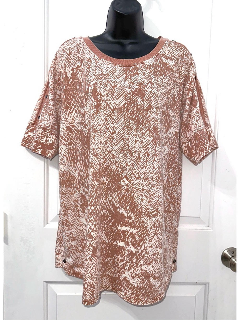 Jane & Delancey Brown and Cream short sleeve size XL